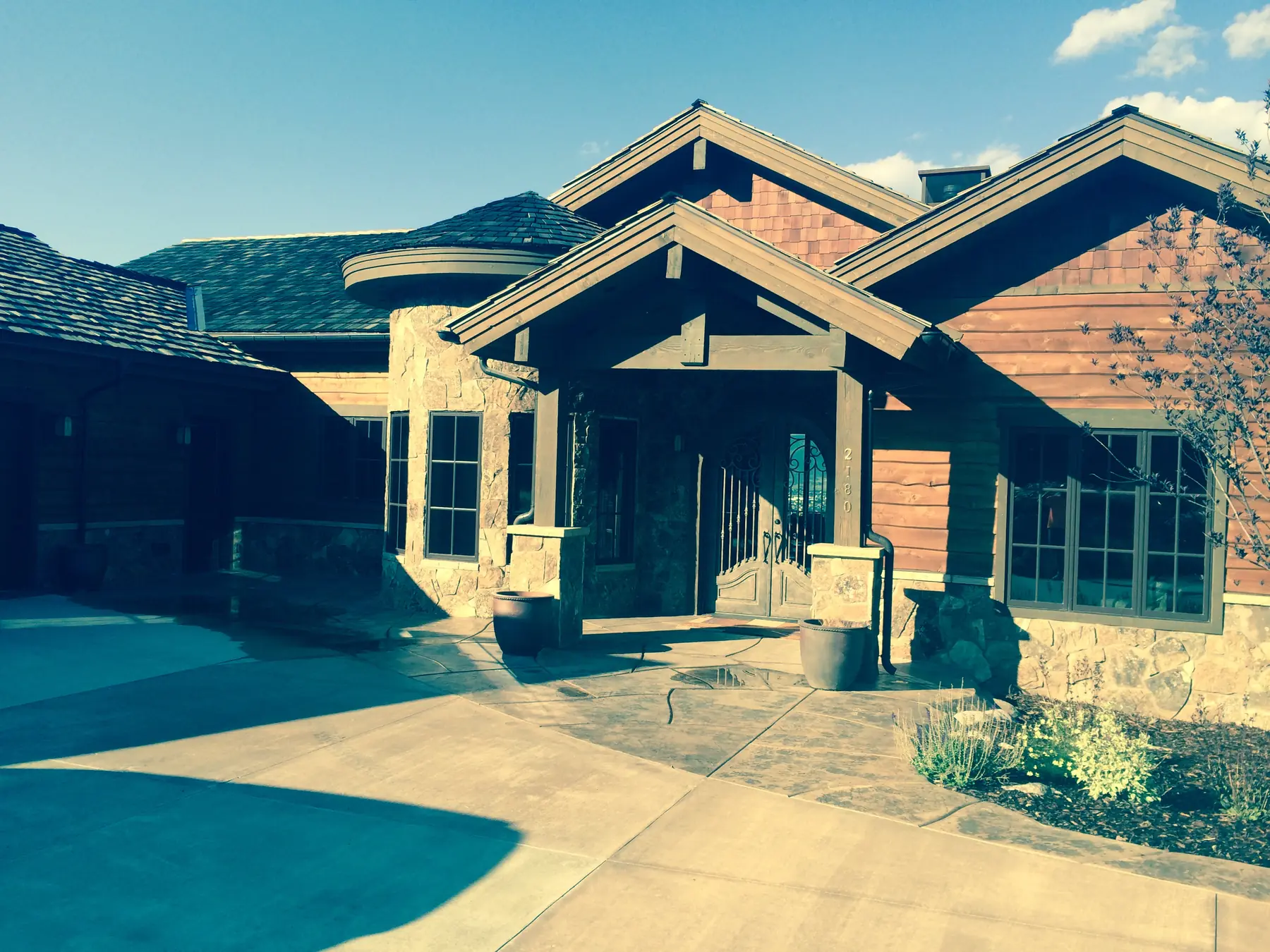 Red Ledges Residence, entry